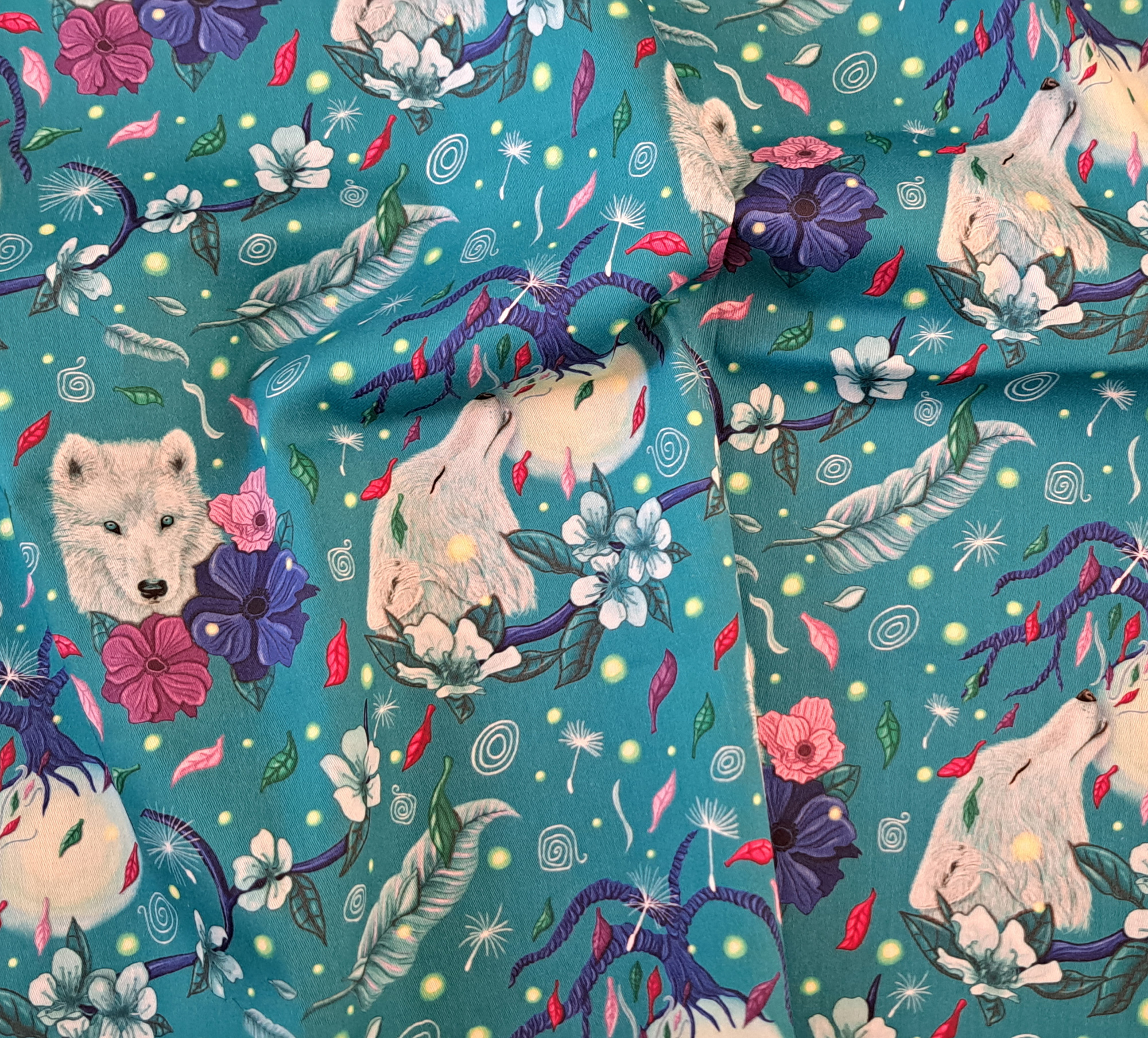 Tissu popeline “Le Souffle de la Louve” légèrement froissé, montrant la souplesse du coton et l’équilibre du motif.