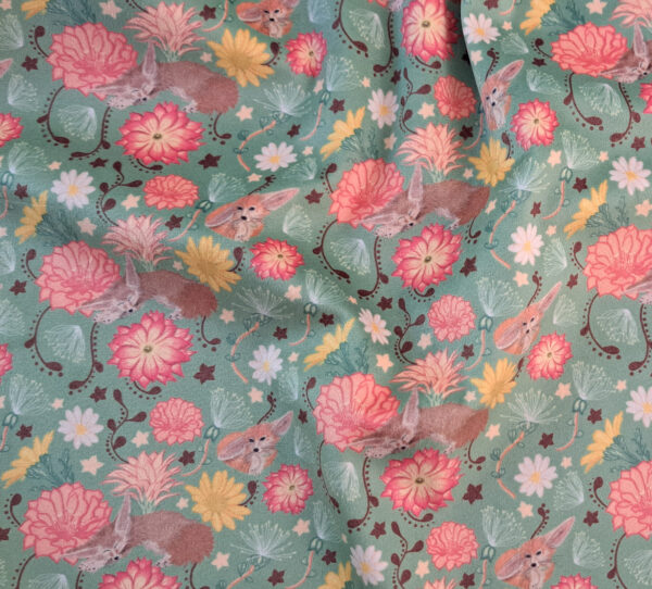 Zoom sur une partie du motif "Murmures du Désert", imprimé sur velours, capturant la texture du tissu et la richesse des couleurs.