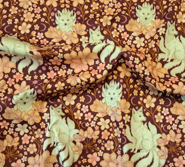 Nouveau - Popeline oeko-tex imprimé en France - Motif Kitsune - Le Vent des Cerisiers - Fond Cerisier – Image 2