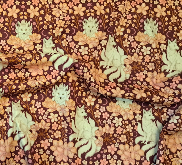 Nouveau - Popeline oeko-tex imprimé en France - Motif Kitsune - Le Vent des Cerisiers - Fond Cerisier – Image 3
