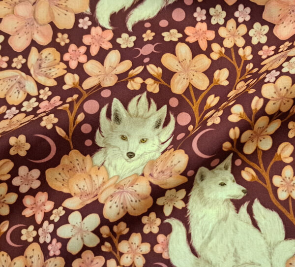 Nouveau - Popeline oeko-tex imprimé en France - Motif Kitsune - Le Vent des Cerisiers - Fond Cerisier – Image 7