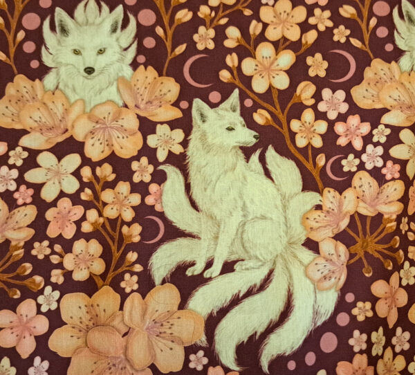 Nouveau - Popeline oeko-tex imprimé en France - Motif Kitsune - Le Vent des Cerisiers - Fond Cerisier – Image 9