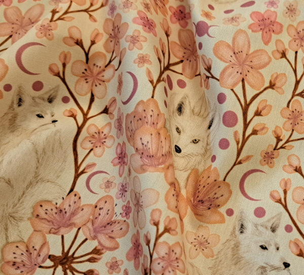 Nouveau - Popeline oeko-tex imprimé en France - Motif Kitsune - Le Vent des Cerisiers - Fond Ecru – Image 4
