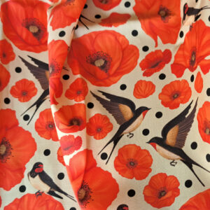 Nouveau – Popeline oeko-tex imprimé en France – Motif hirondelles et coquelicots- Promesse d’Hirondelles – Fond Ecru