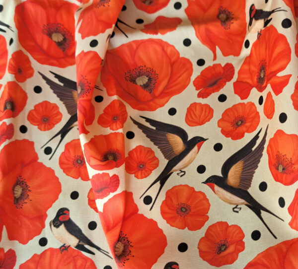 Nouveau - Popeline oeko-tex imprimé en France - Motif hirondelles et coquelicots- Promesse d'Hirondelles - Fond Ecru – Image 2