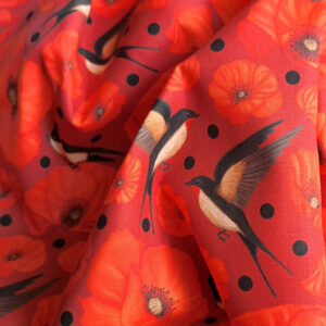 Nouveau – Popeline oeko-tex imprimé en France – Motif hirondelles et coquelicots- Promesse d’Hirondelles – Fond Rouge