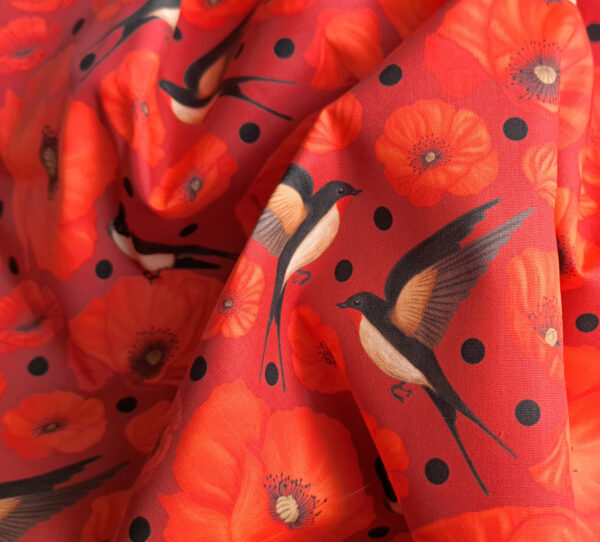 Nouveau - Popeline oeko-tex imprimé en France - Motif hirondelles et coquelicots- Promesse d'Hirondelles - Fond Rouge – Image 2