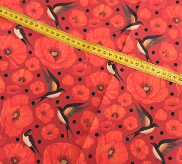 Nouveau - Popeline oeko-tex imprimé en France - Motif hirondelles et coquelicots- Promesse d'Hirondelles - Fond Rouge – Image 4