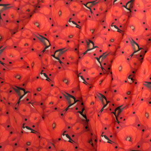 Nouveau – Popeline oeko-tex imprimé en France – Motif hirondelles et coquelicots- Promesse d’Hirondelles – Fond Rouge