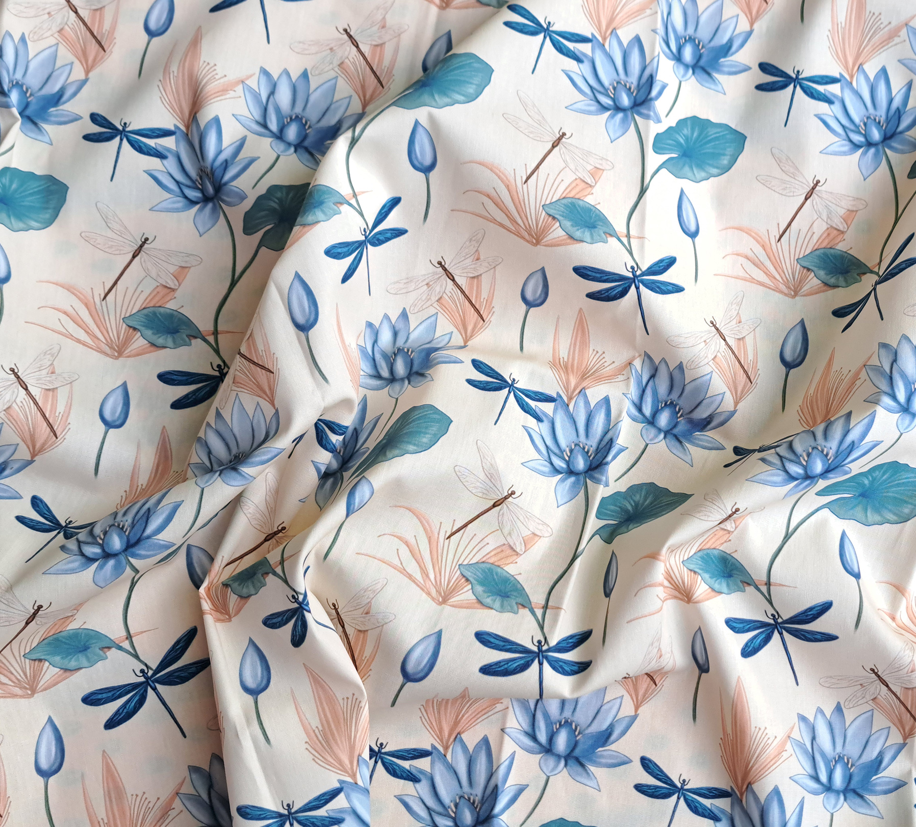 Nouveau – Popeline oeko-tex imprimé en France – Motif Egypte Libellules- Eclat du Nil – Fond Indigo