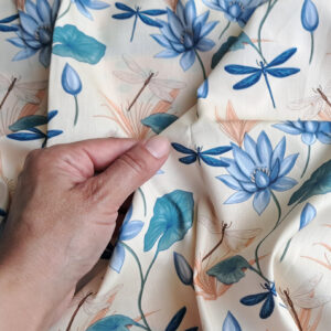Nouveau – Popeline oeko-tex imprimé en France – Motif Egypte Libellules- Eclat du Nil – Fond Sable