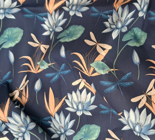 Nouveau - Popeline oeko-tex imprimé en France - Motif Egypte Libellules- Eclat du Nil - Fond Indigo – Image 2