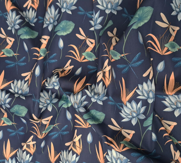 Nouveau - Popeline oeko-tex imprimé en France - Motif Egypte Libellules- Eclat du Nil - Fond Indigo – Image 3