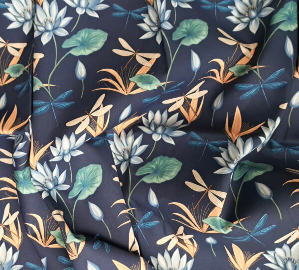 Nouveau - Popeline oeko-tex imprimé en France - Motif Egypte Libellules- Eclat du Nil - Fond Indigo – Image 4