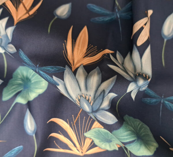 Nouveau - Popeline oeko-tex imprimé en France - Motif Egypte Libellules- Eclat du Nil - Fond Indigo – Image 6
