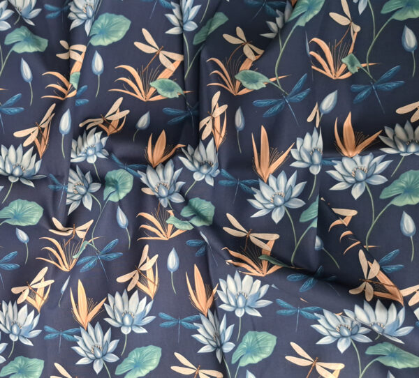 Nouveau - Popeline oeko-tex imprimé en France - Motif Egypte Libellules- Eclat du Nil - Fond Indigo – Image 7