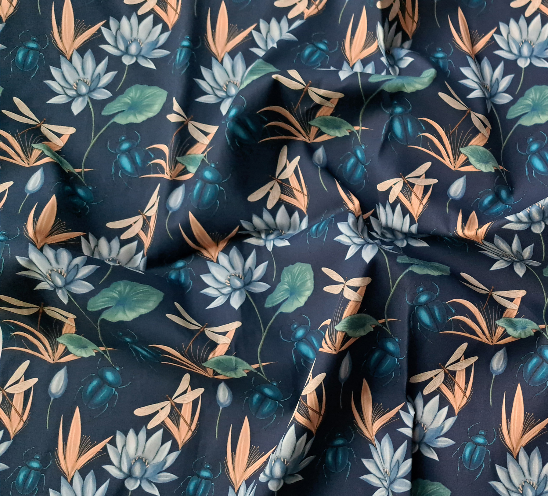 Nouveau – Popeline oeko-tex imprimé en France – Motif Egypte Scarabées- Eclat du Nil – Fond Sable