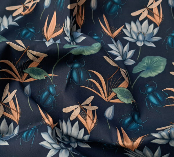 Nouveau - Popeline oeko-tex imprimé en France - Motif Egypte Scarabées- Eclat du Nil - Fond Indigo – Image 2