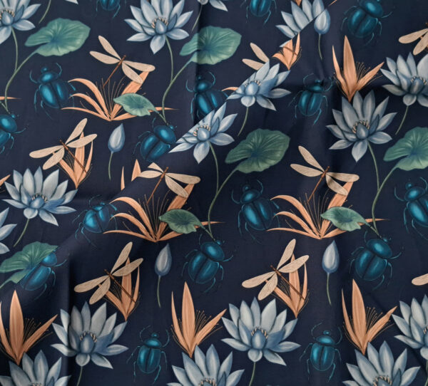 Nouveau - Popeline oeko-tex imprimé en France - Motif Egypte Scarabées- Eclat du Nil - Fond Indigo – Image 3