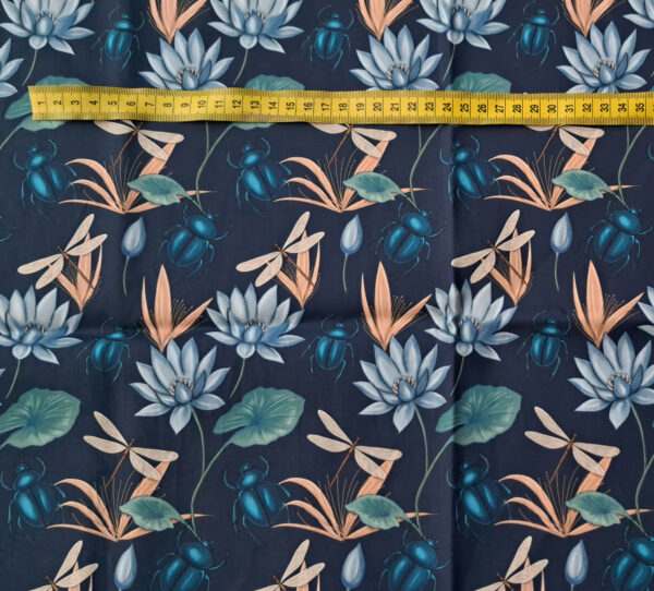 Nouveau - Popeline oeko-tex imprimé en France - Motif Egypte Scarabées- Eclat du Nil - Fond Indigo – Image 4