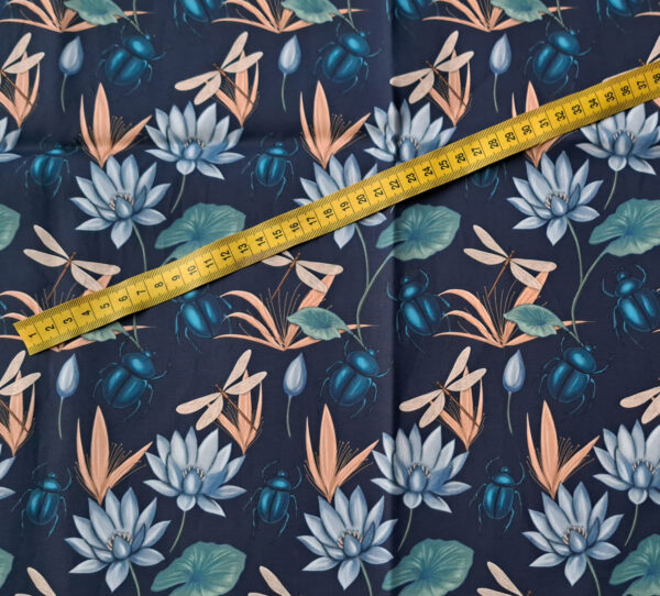 Nouveau - Popeline oeko-tex imprimé en France - Motif Egypte Scarabées- Eclat du Nil - Fond Indigo – Image 5