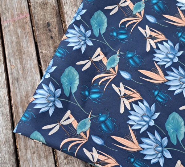 Nouveau - Popeline oeko-tex imprimé en France - Motif Egypte Scarabées- Eclat du Nil - Fond Indigo – Image 9