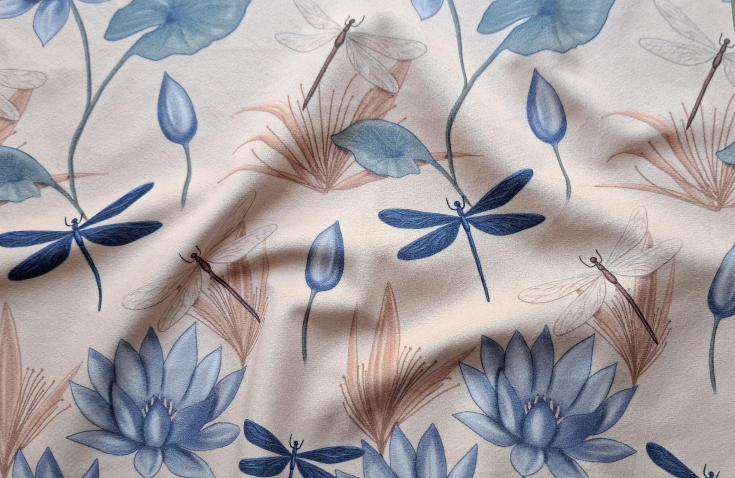 Velours oeko-tex imprimé en France – Motif Egypte Libellules- Eclat du Nil – Fond Indigo Velours oeko-tex imprimé en France – Motif Egypte Libellules- Eclat du Nil – Fond Indigo