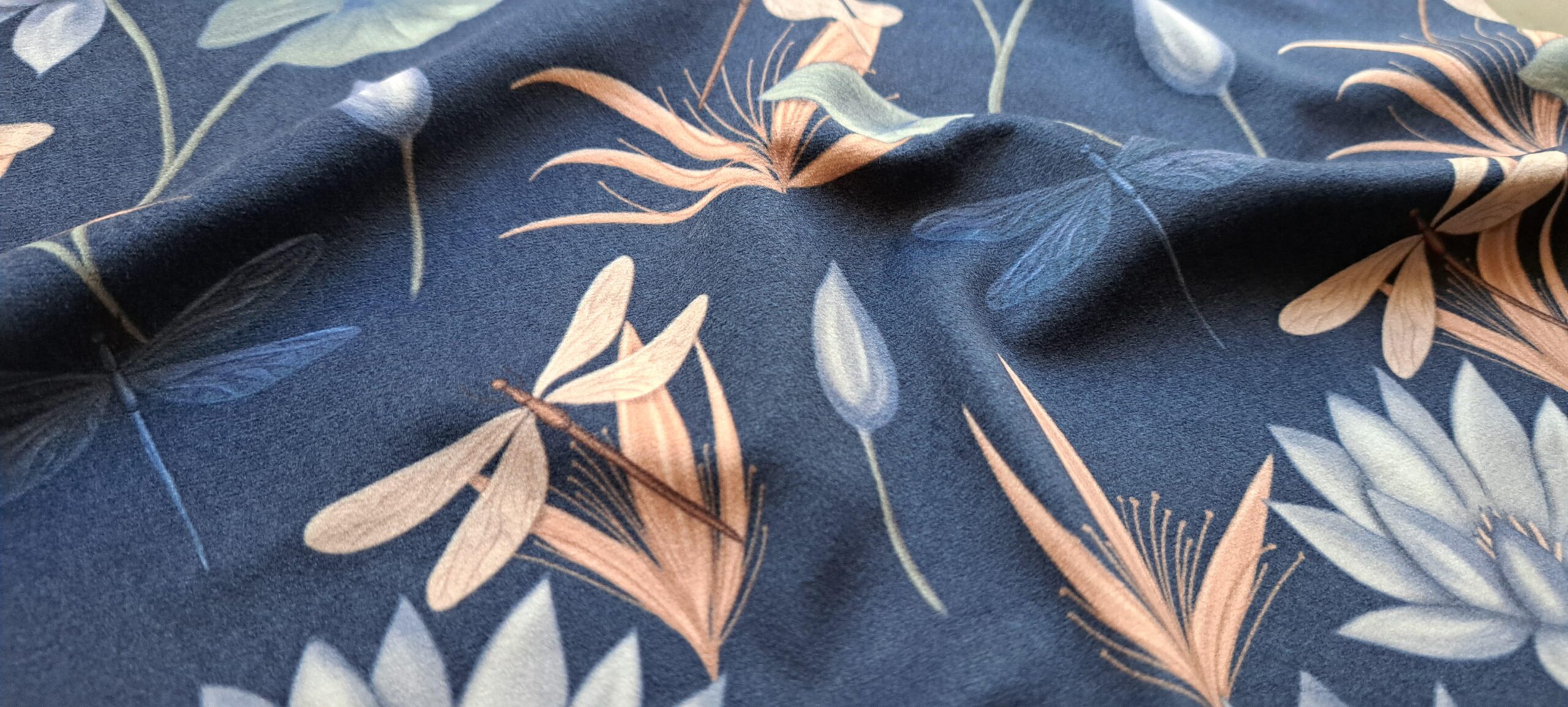 Velours oeko-tex imprimé en France – Motif Egypte Libellules- Eclat du Nil – Fond Indigo Velours oeko-tex imprimé en France - Motif Egypte Libellules- Eclat du Nil - Fond Indigo – Image 3