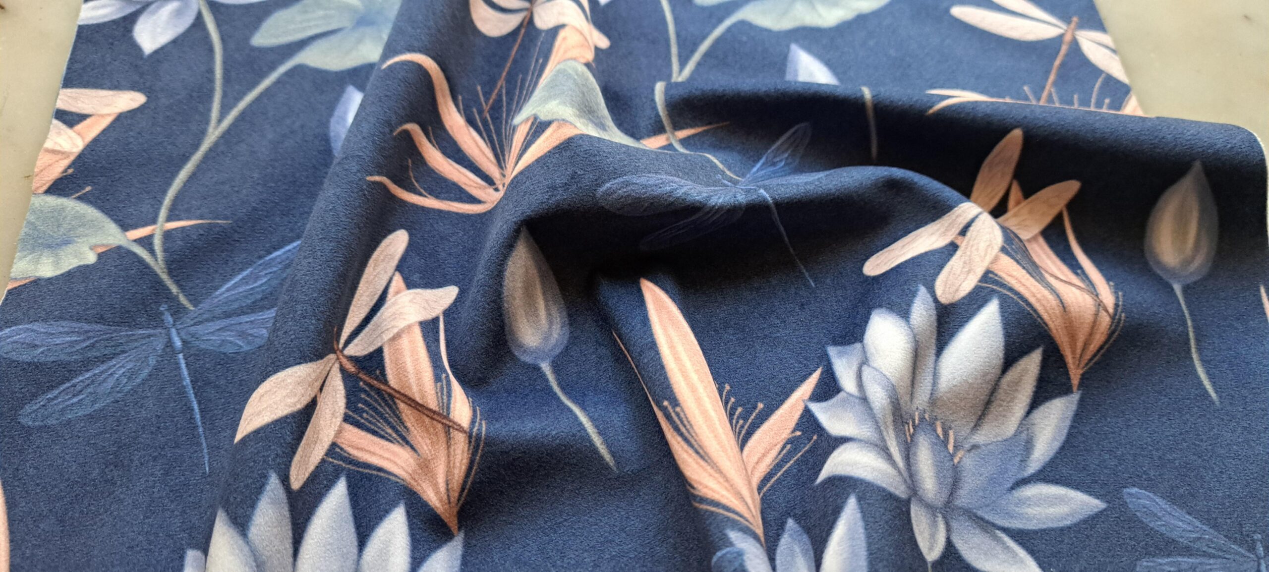 Velours oeko-tex imprimé en France – Motif Egypte Libellules- Eclat du Nil – Fond Indigo Velours oeko-tex imprimé en France - Motif Egypte Libellules- Eclat du Nil - Fond Indigo – Image 4