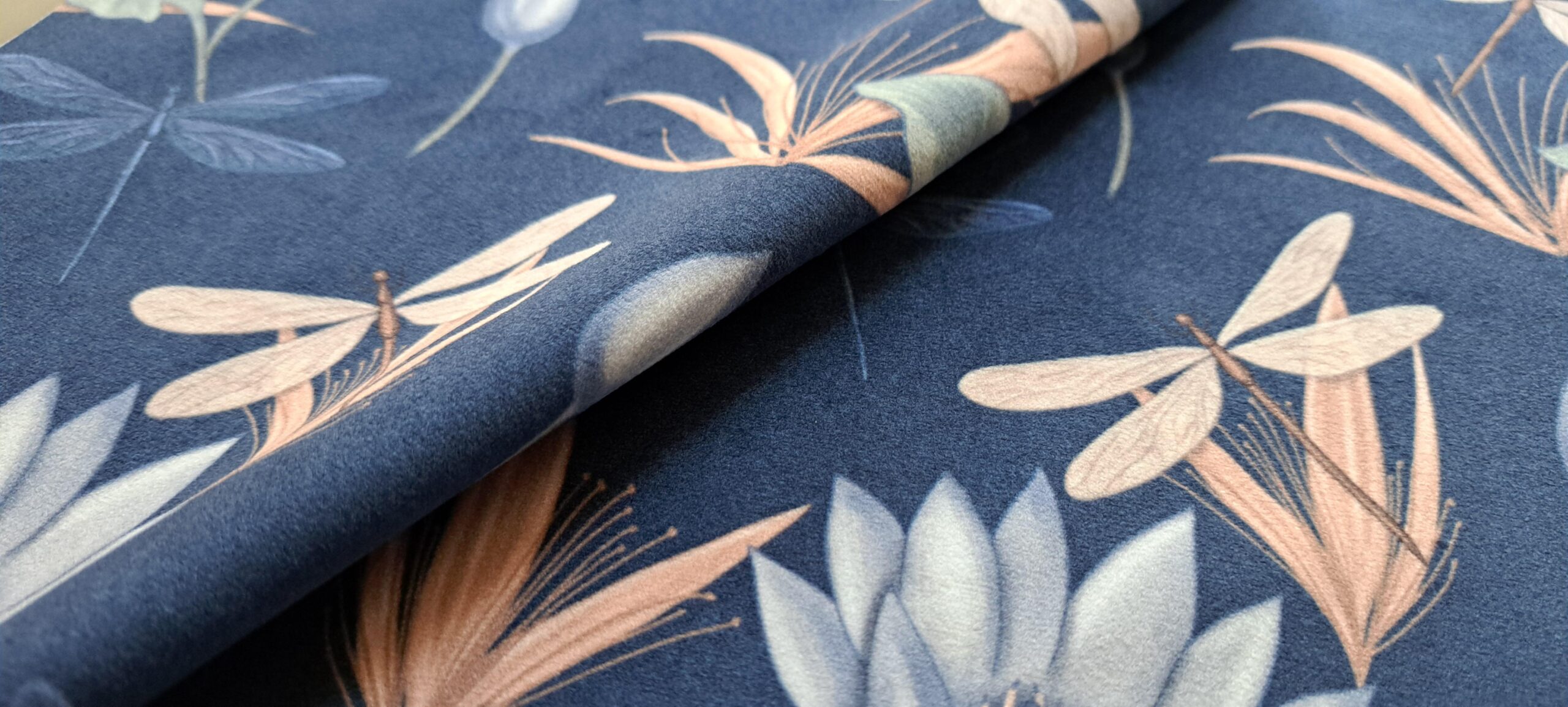 Velours oeko-tex imprimé en France – Motif Egypte Libellules- Eclat du Nil – Fond Indigo Velours oeko-tex imprimé en France - Motif Egypte Libellules- Eclat du Nil - Fond Indigo – Image 5