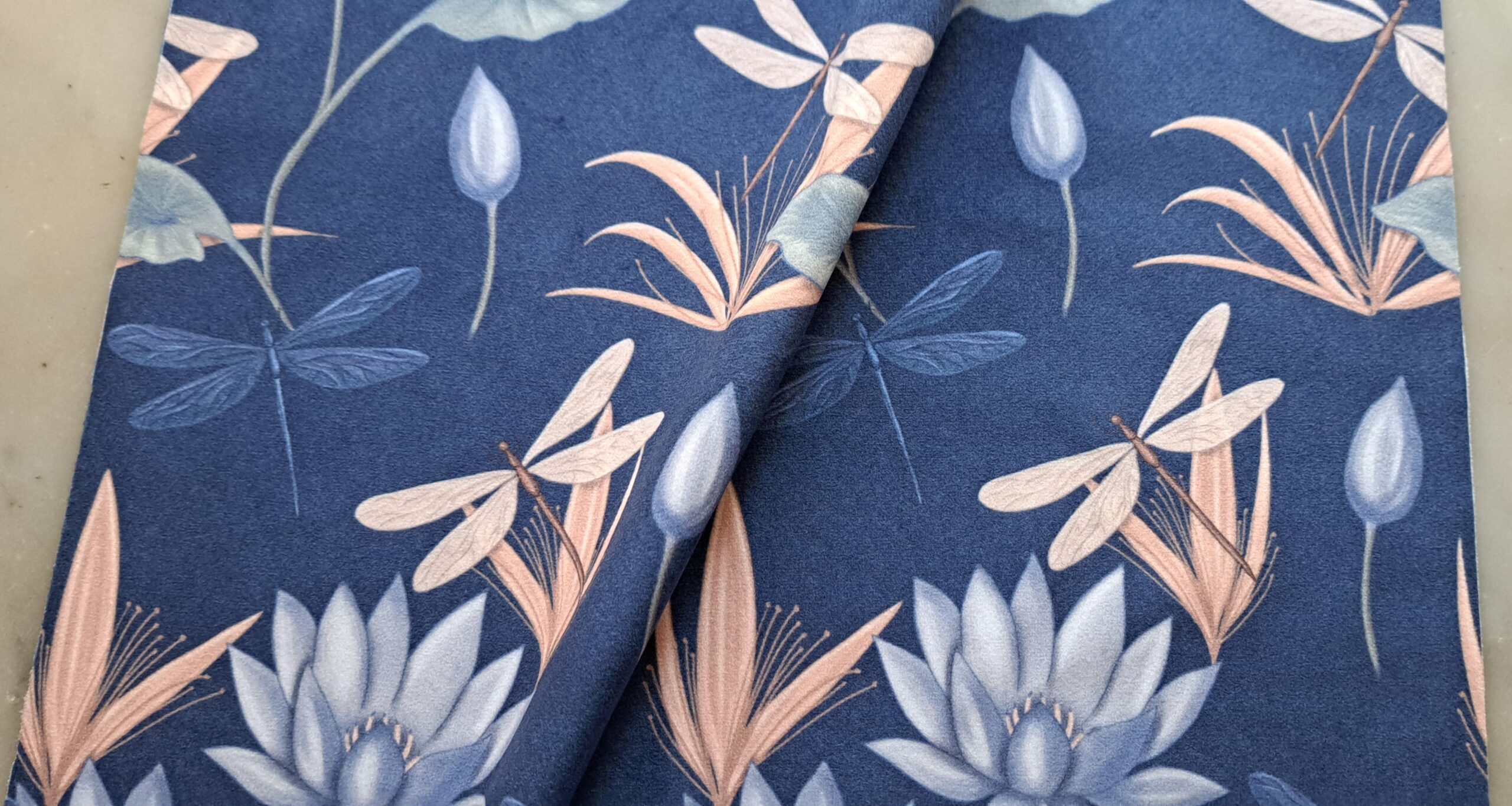 Velours oeko-tex imprimé en France – Motif Egypte Libellules- Eclat du Nil – Fond Indigo Velours oeko-tex imprimé en France - Motif Egypte Libellules- Eclat du Nil - Fond Indigo – Image 6