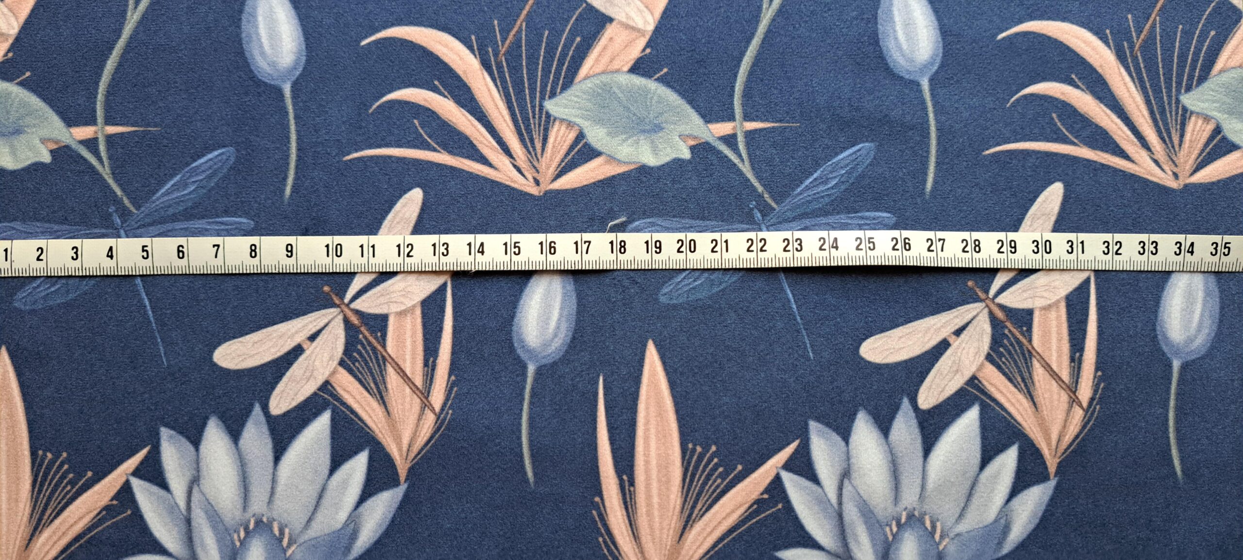 Velours oeko-tex imprimé en France – Motif Egypte Libellules- Eclat du Nil – Fond Indigo Velours oeko-tex imprimé en France - Motif Egypte Libellules- Eclat du Nil - Fond Indigo – Image 7