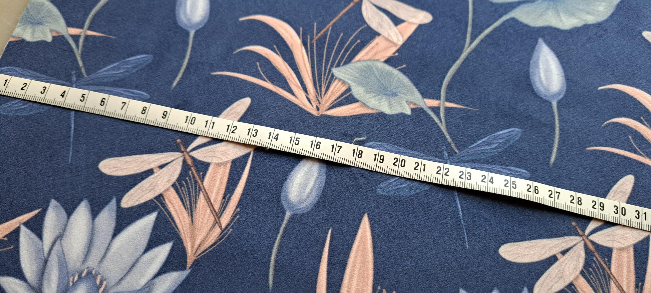 Velours oeko-tex imprimé en France – Motif Egypte Libellules- Eclat du Nil – Fond Indigo Velours oeko-tex imprimé en France - Motif Egypte Libellules- Eclat du Nil - Fond Indigo – Image 8
