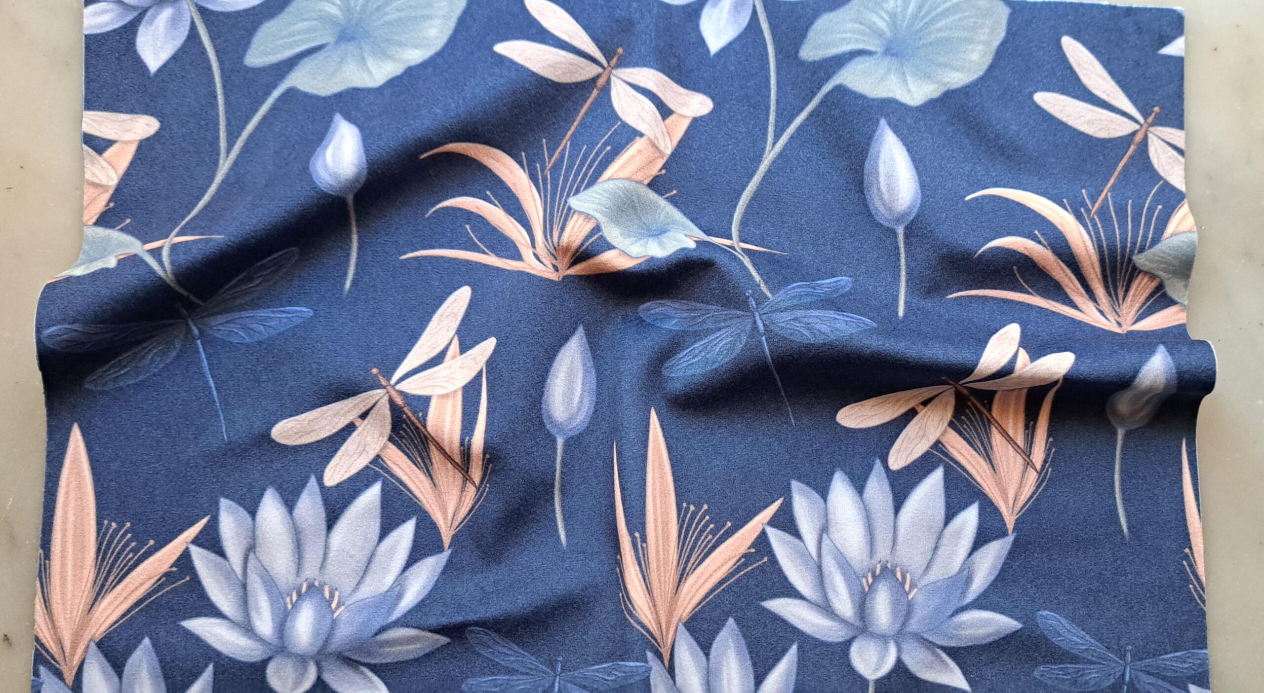 Velours oeko-tex imprimé en France – Motif Egypte Libellules- Eclat du Nil – Fond Indigo Velours oeko-tex imprimé en France - Motif Egypte Libellules- Eclat du Nil - Fond Indigo