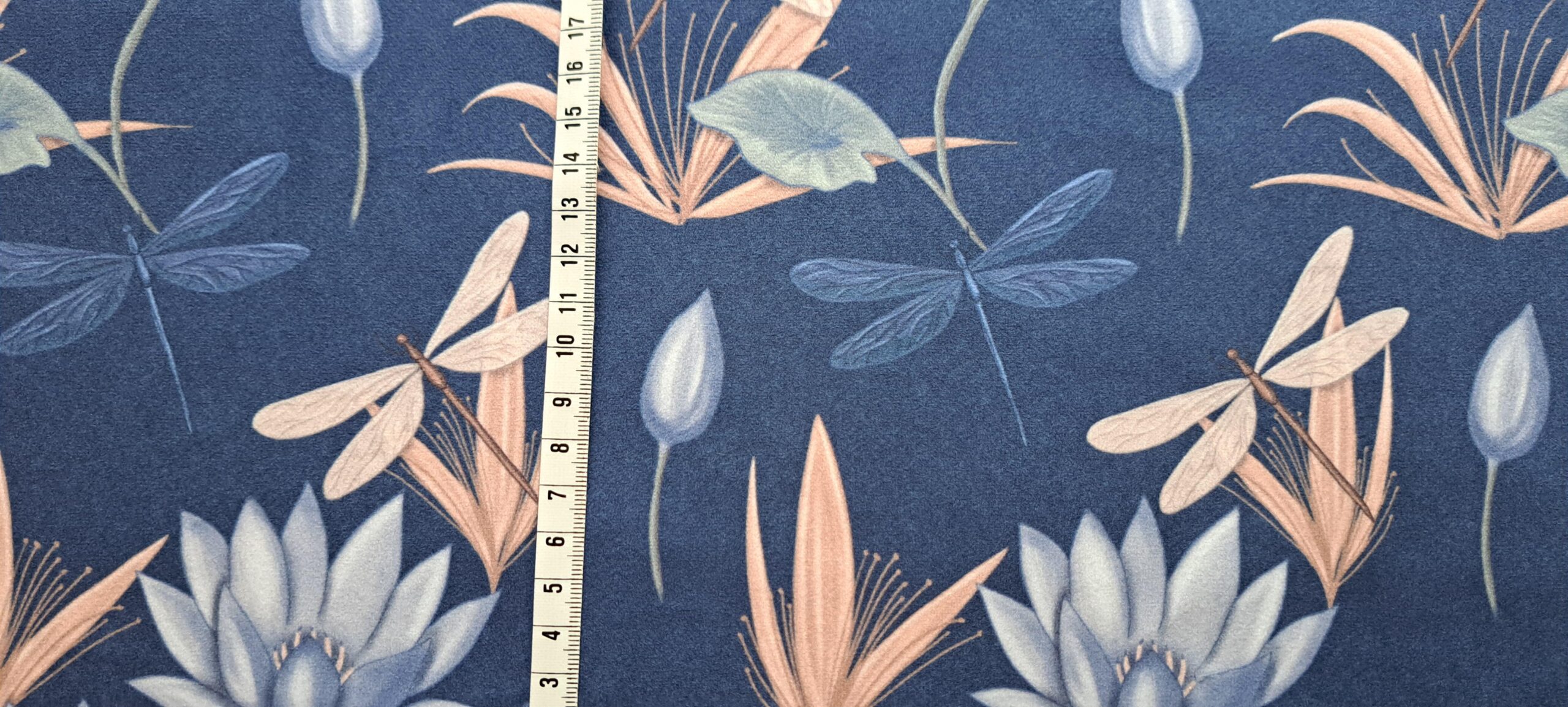 Velours oeko-tex imprimé en France – Motif Egypte Libellules- Eclat du Nil – Fond Indigo Velours oeko-tex imprimé en France - Motif Egypte Libellules- Eclat du Nil - Fond Indigo – Image 9