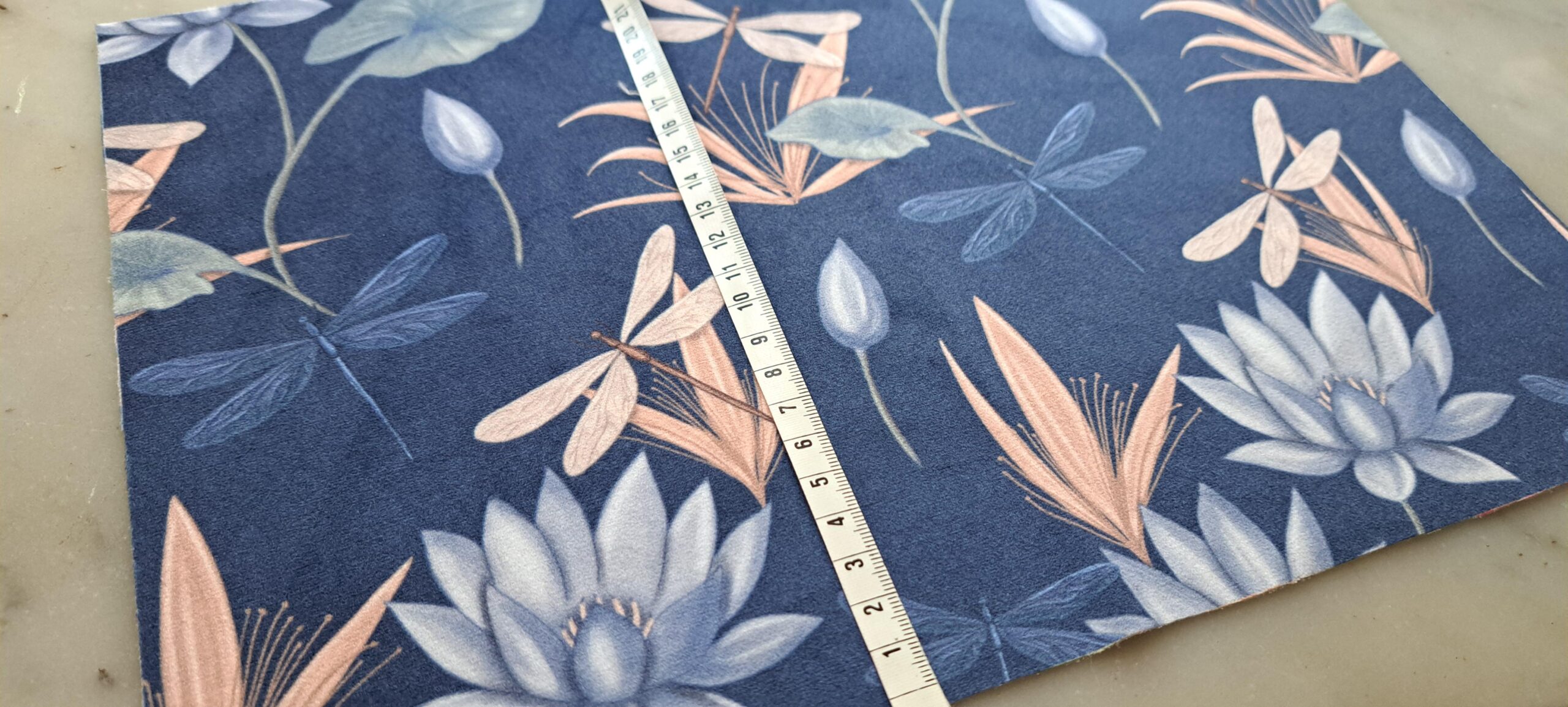 Velours oeko-tex imprimé en France – Motif Egypte Libellules- Eclat du Nil – Fond Indigo Velours oeko-tex imprimé en France - Motif Egypte Libellules- Eclat du Nil - Fond Indigo – Image 10