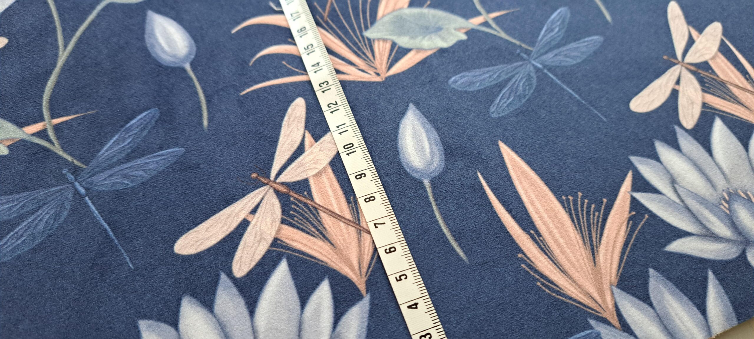 Velours oeko-tex imprimé en France – Motif Egypte Libellules- Eclat du Nil – Fond Indigo Velours oeko-tex imprimé en France - Motif Egypte Libellules- Eclat du Nil - Fond Indigo – Image 11