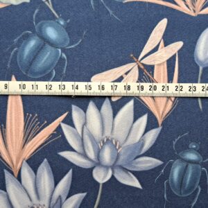 Velours oeko-tex imprimé en France – Motif Egypte Scarabées- Eclat du Nil – Fond Indigo