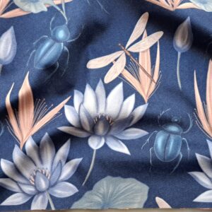 Velours oeko-tex imprimé en France – Motif Egypte Scarabées- Eclat du Nil – Fond Indigo