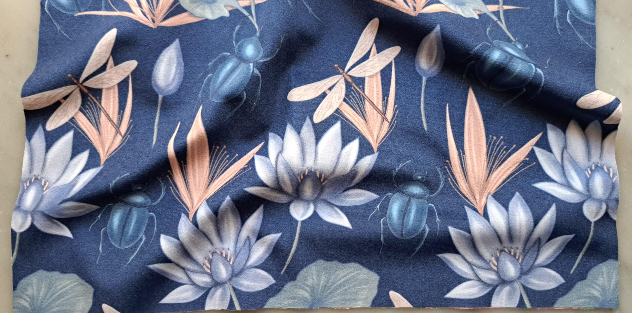 Velours oeko-tex imprimé en France – Motif Egypte Libellules- Eclat du Nil – Fond Indigo Velours oeko-tex imprimé en France – Motif Egypte Libellules- Eclat du Nil – Fond Indigo