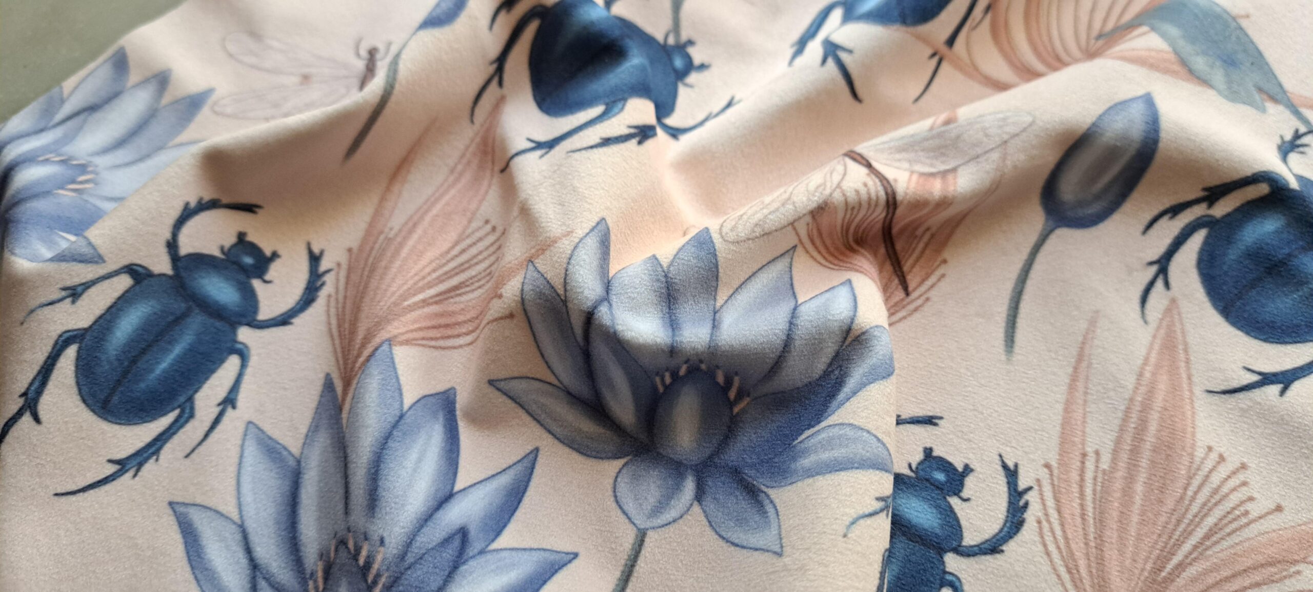 Velours oeko-tex imprimé en France – Motif Egypte Scarabées- Eclat du Nil – Fond Indigo