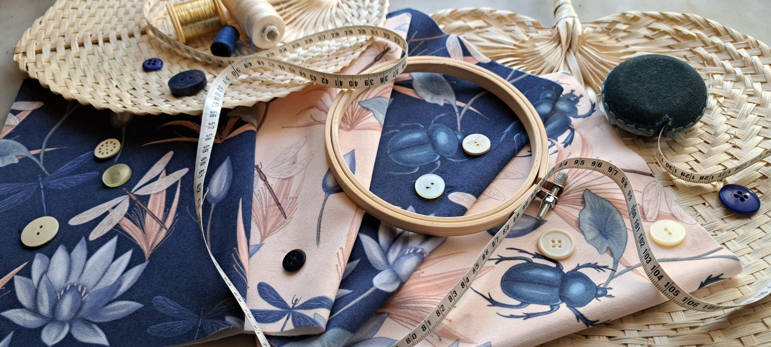 Velours oeko-tex imprimé en France – Motif Egypte Libellules- Eclat du Nil – Fond Indigo Velours oeko-tex imprimé en France - Motif Egypte Libellules- Eclat du Nil - Fond Indigo – Image 12