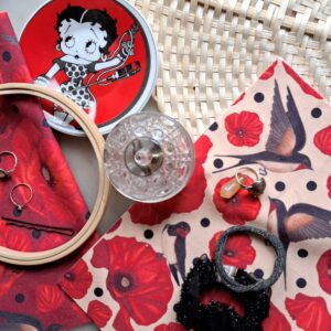 Velours oeko-tex imprimé en France – Motif hirondelles et coquelicots- Promesse d’Hirondelles – Fond Ecru – Taille M