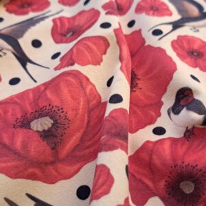 Velours oeko-tex imprimé en France – Motif hirondelles et coquelicots- Promesse d’Hirondelles – Fond Ecru – Taille M
