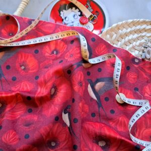 Velours oeko-tex imprimé en France – Motif hirondelles et coquelicots- Promesse d’Hirondelles – Fond Rouge – Taille M