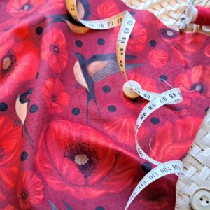 Velours oeko-tex imprimé en France – Motif hirondelles et coquelicots- Promesse d’Hirondelles – Fond Rouge – Taille M