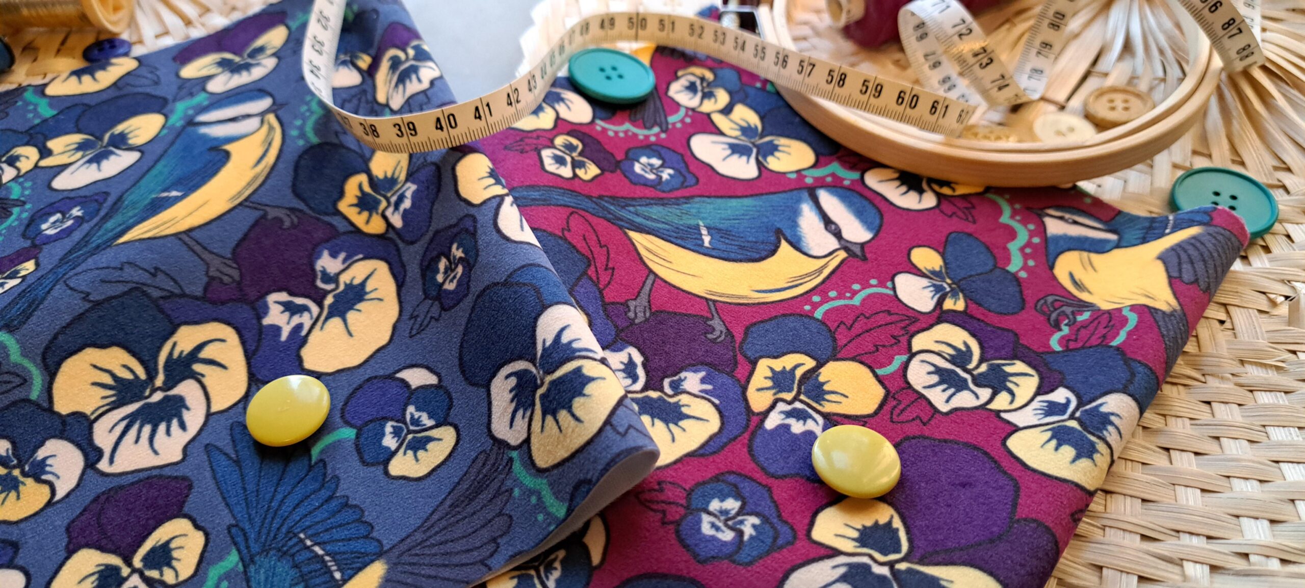 Velours oeko-tex imprimé en France – Motif Mésange – Pensée d’une Mésange – Fond Jean Velours oeko-tex imprimé en France - Motif Mésange - Pensée d'une Mésange - Fond Jean – Image 2