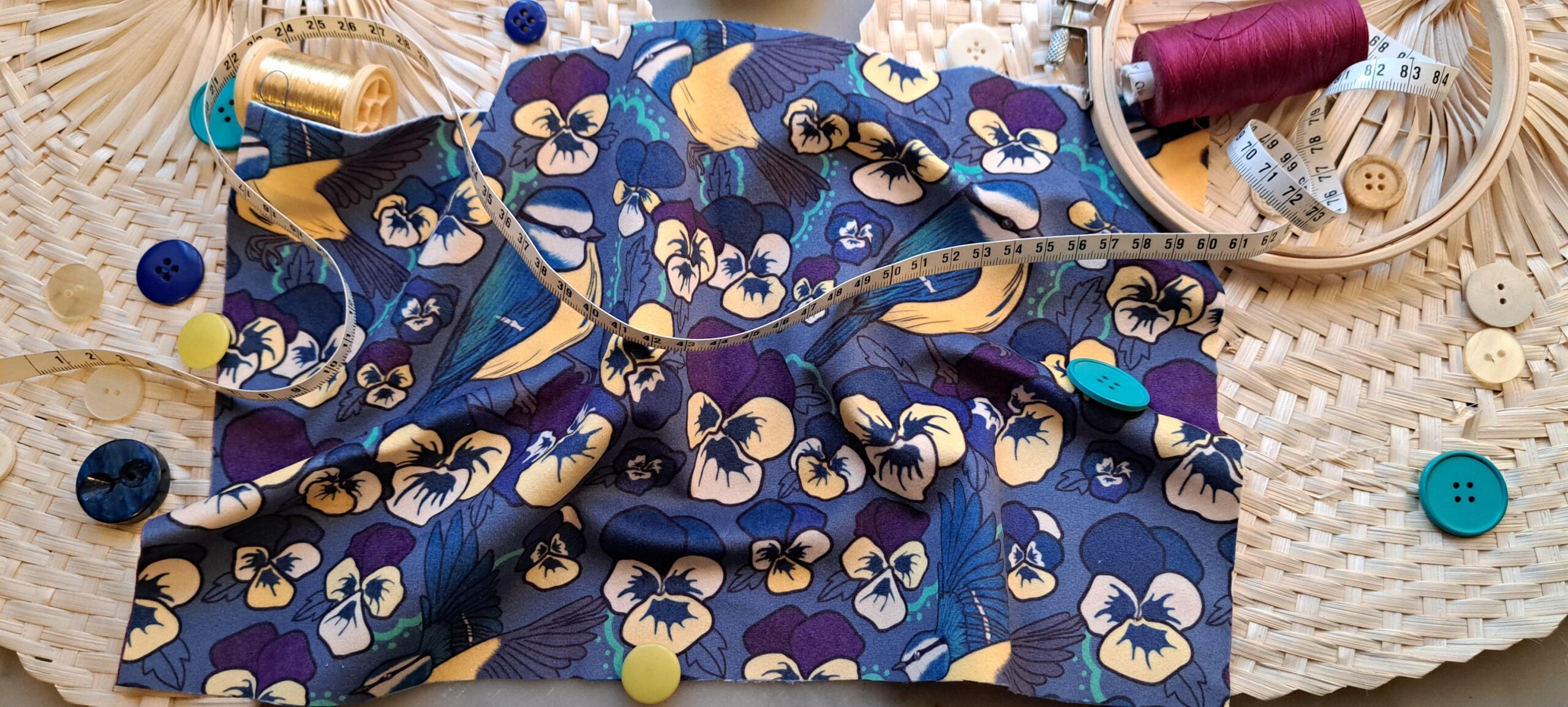 Velours oeko-tex imprimé en France – Motif Mésange – Pensée d’une Mésange – Fond Jean Velours oeko-tex imprimé en France - Motif Mésange - Pensée d'une Mésange - Fond Jean