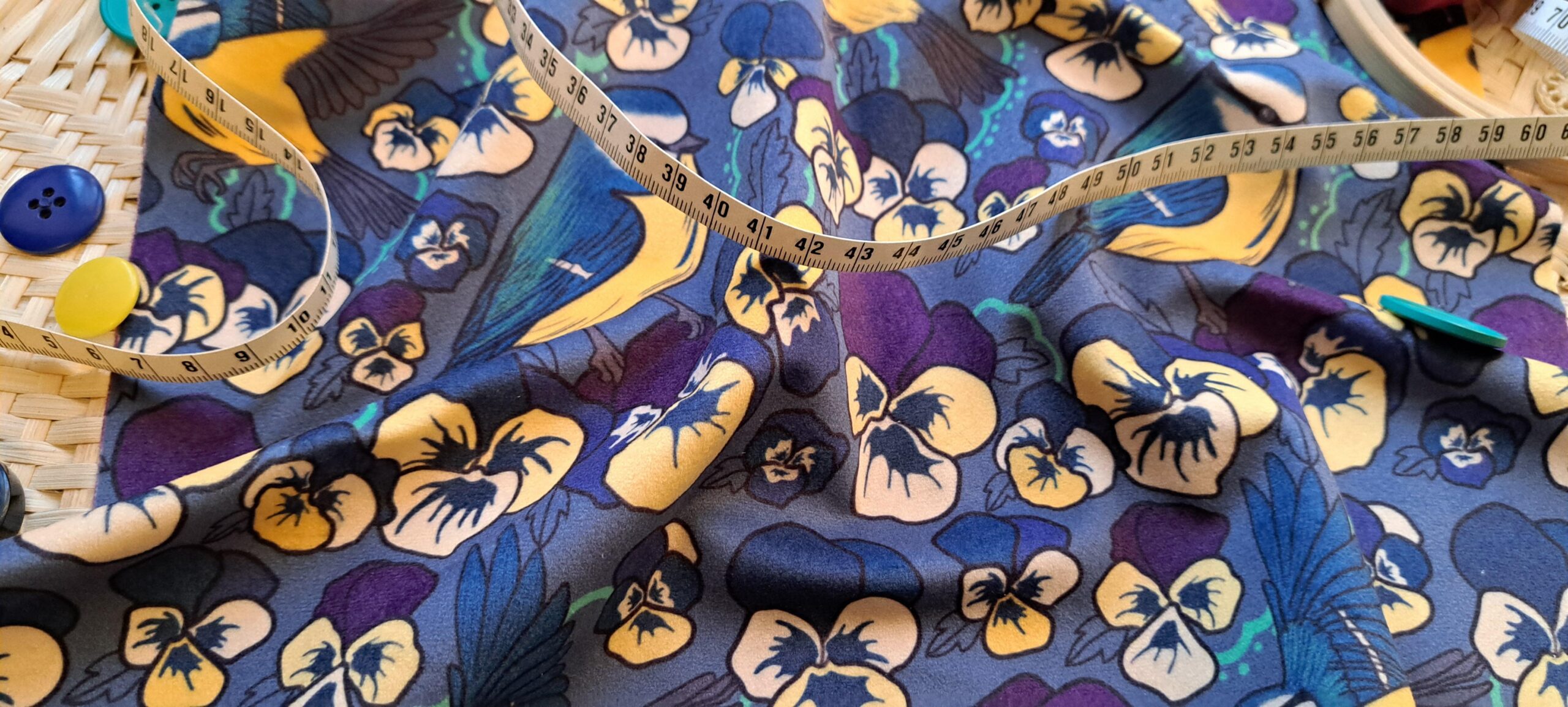 Velours oeko-tex imprimé en France – Motif Mésange – Pensée d’une Mésange – Fond Jean Velours oeko-tex imprimé en France - Motif Mésange - Pensée d'une Mésange - Fond Jean – Image 4