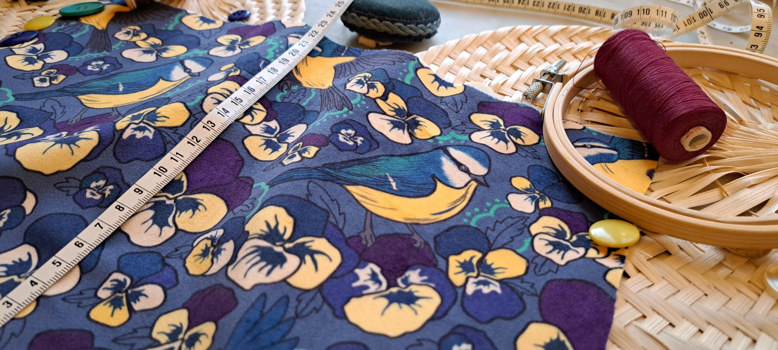 Velours oeko-tex imprimé en France – Motif Mésange – Pensée d’une Mésange – Fond Jean Velours oeko-tex imprimé en France - Motif Mésange - Pensée d'une Mésange - Fond Jean – Image 10